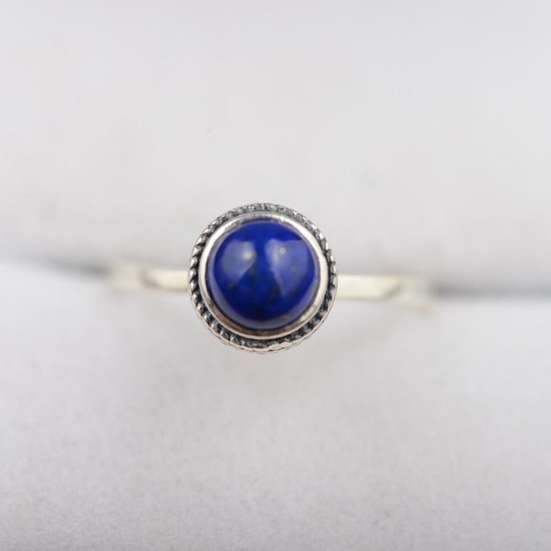 Bague pierre bleue ronde façon lapis-lazuli, couleur argent — VoxArcana