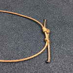 Pendentif amas d'améthyste brute dans un filet de cordon marron — VoxArcana