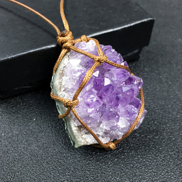 Pendentif amas d'améthyste brute dans un filet de cordon marron — VoxArcana