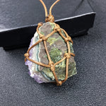 Pendentif amas d'améthyste brute dans un filet de cordon marron — VoxArcana
