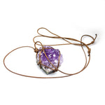 Pendentif amas d'améthyste brute dans un filet de cordon marron — VoxArcana