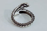 Bague dragon enroulé ajustable, ton argent vieilli — VoxArcana