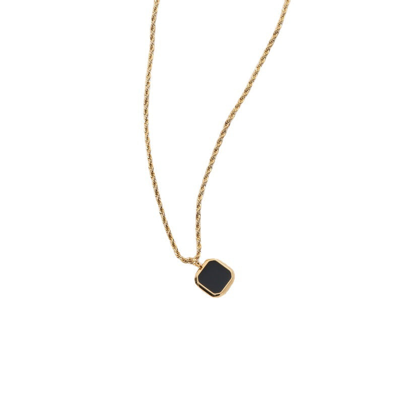 Collier pendentif carré noir façon onyx, chaîne torsadée ton doré — VoxArcana