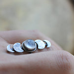 Bague phases de lune à cabochon aspect pierre de lune, ton argenté — VoxArcana
