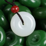 Pendentif donut blanc aspect jade sur cordon tressé, 25 mm — VoxArcana