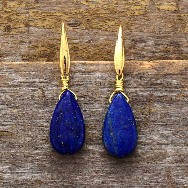 Boucles d'oreilles gouttes bleues façon lapis-lazuli, ton doré — VoxArcana