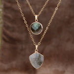 Collier double chaîne à pierres grises ronde et bouclier, ton doré — VoxArcana