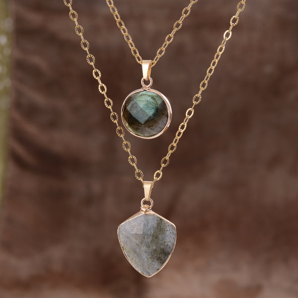 Collier double chaîne à pierres grises ronde et bouclier, ton doré — VoxArcana