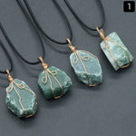 Pendentif pierre brute verte entourée de fil doré, sur cordon noir — VoxArcana