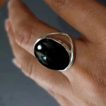 Bague pierre noire ovale, anneau ajouré, ton argenté, taille 52 — VoxArcana