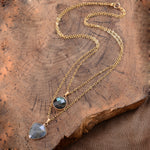 Collier double chaîne à pierres grises ronde et bouclier, ton doré — VoxArcana