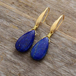 Boucles d'oreilles gouttes bleues façon lapis-lazuli, ton doré — VoxArcana