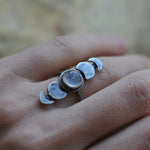 Bague phases de lune à cabochon aspect pierre de lune, ton argenté — VoxArcana