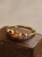 Bague fine dorée à trois pierres orange — VoxArcana