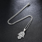 Collier pendentif main de Fatma, acier inoxydable, ton argenté — VoxArcana