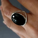 Bague pierre noire ovale, anneau ajouré, ton argenté, taille 52 — VoxArcana