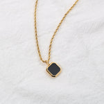 Collier pendentif carré noir façon onyx, chaîne torsadée ton doré — VoxArcana
