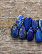Boucles d'oreilles gouttes bleues façon lapis-lazuli, ton doré — VoxArcana