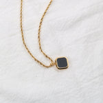 Collier pendentif carré noir façon onyx, chaîne torsadée ton doré — VoxArcana