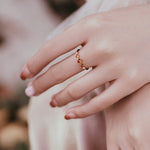 Bague fine dorée à trois pierres orange — VoxArcana
