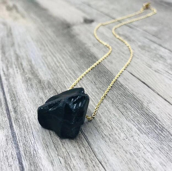 Collier pendentif pierre brute noire, chaîne ton doré — VoxArcana