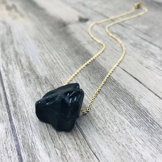 Collier pendentif pierre brute noire, chaîne ton doré — VoxArcana